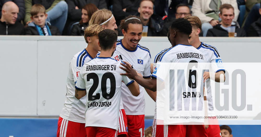 Sinsheim , Fußball Bundesliga TSG 1899 Hoffenheim vs. Hamburger SV , Jubel HSV , mitte: Torschütze Yussuf Poulsen