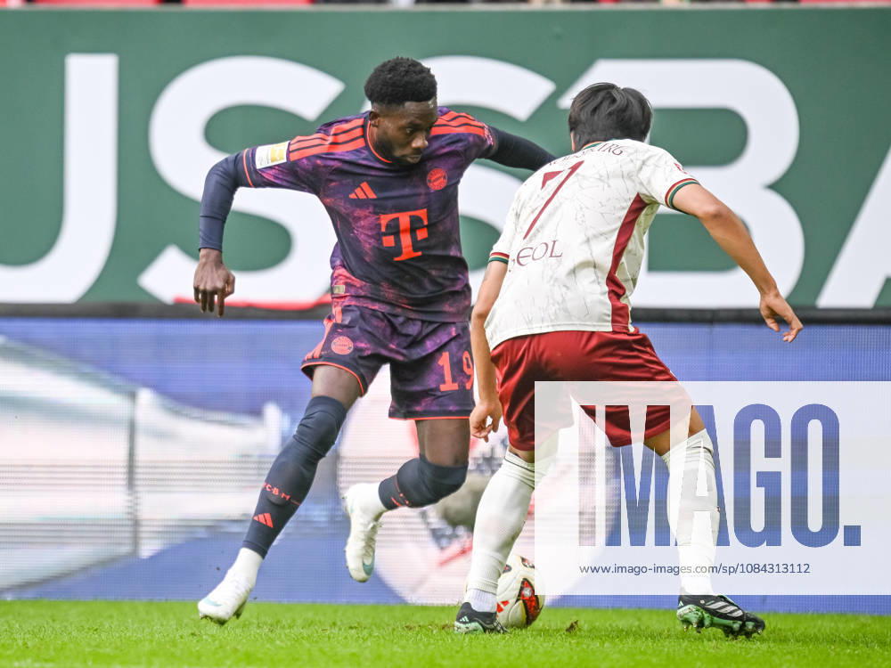 Alphonso Davies (FC Bayern Muenchen) und Youngwoo Seol (FC Augsburg) im Zweikampf waehrend des spiels der 1. Bundesliga zwischen FC Augsburg und FC Bayern Muenchen, WWK Arena am 10. October 2026 in Augsburg, Deutschland. (Foto von Harry Langer DeFodi Images) +++ Alphonso Davies (FC Bayern Muenchen) und Youngwoo Seol (FC Augsburg) battle for the ball during the Bundesliga match between FC Augsburg and FC Bayern Muenchen at WWK Arena on October 10, 2026 in Augsburg, Germany. (Photo by Harry Langer DeFodi Images) DFB DFL REGULATIONS PROHIBIT ANY USE OF PHOTOGRAPHS AS IMAGE SEQUENCES AND OR QUASI-VIDEO. (Photo by Harry Langer DeFodi Images) DFB DFL REGULATIONS PROHIBIT ANY USE OF PHOTOGRAPHS AS IMAGE SEQUENCES AND OR QUASI-VIDEO. -