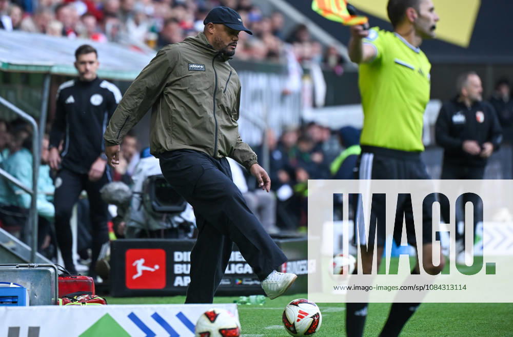 Fussball 1.Bundesliga, FC Augsburg - Bayern München v.l. Cheftrainer Vincent Kompany (FC Bayern Muenchen) Augsburg