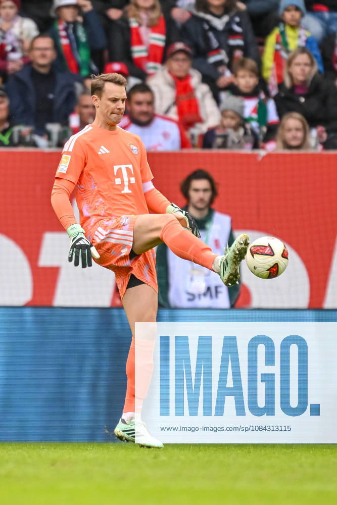 Torwart Manuel Neuer (FC Bayern Muenchen) in Aktion, am Ball, Einzelaktion waehrend des spiels der 1. Bundesliga zwischen FC Augsburg und FC Bayern Muenchen, WWK Arena am 10. October 2026 in Augsburg, Deutschland. (Foto von Harry Langer DeFodi Images) +++ Torwart Manuel Neuer (FC Bayern Muenchen) controls the Ball during the Bundesliga match between FC Augsburg and FC Bayern Muenchen at WWK Arena on October 10, 2026 in Augsburg, Germany. (Photo by Harry Langer DeFodi Images) DFB DFL REGULATIONS PROHIBIT ANY USE OF PHOTOGRAPHS AS IMAGE SEQUENCES AND OR QUASI-VIDEO. (Photo by Harry Langer DeFodi Images) DFB DFL REGULATIONS PROHIBIT ANY USE OF PHOTOGRAPHS AS IMAGE SEQUENCES AND OR QUASI-VIDEO. -