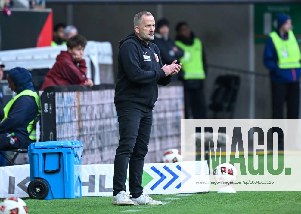 Fussball 1.Bundesliga, FC Augsburg - Bayern München v.l. Cheftrainer Manuel Baum (FC Augsburg) Augsburg