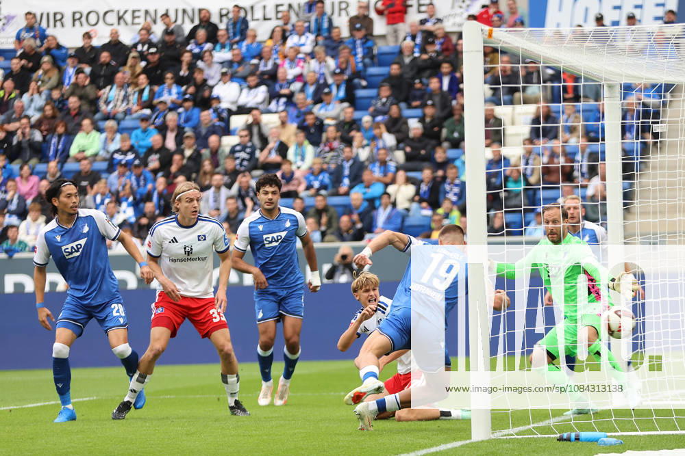 Fussball 1.Bundesliga, TSG 1899 Hoffenheim - Hamburger SV v.l. Goal scored, Tor zum 0:1 Yussuf Poulsen (Hamburger SV) Sinsheim