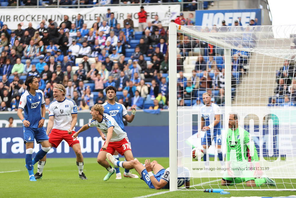 Fussball 1.Bundesliga, TSG 1899 Hoffenheim - Hamburger SV v.l. Goal scored, Tor zum 0:1 Yussuf Poulsen (Hamburger SV) Sinsheim