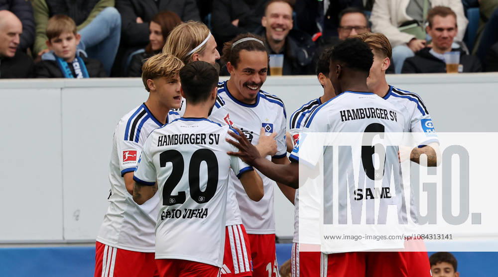 Sinsheim , Fußball Bundesliga TSG 1899 Hoffenheim vs. Hamburger SV , Jubel HSV , mitte: Torschütze Yussuf Poulsen