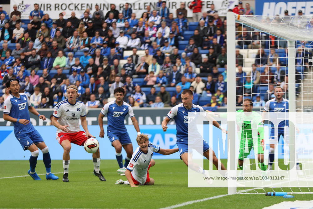 Fussball 1.Bundesliga, TSG 1899 Hoffenheim - Hamburger SV v.l. Goal scored, Tor zum 0:1 Yussuf Poulsen (Hamburger SV) Sinsheim