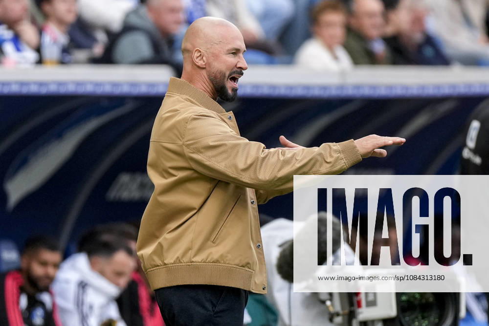 Christian Ilzer (Trainer, Cheftrainer, Hoffenheim), gibt Anweisungen, gestikuliert, mit den Armen gestikulieren, Einzelbild, Einzelfoto, Aktion, Action, 10.10.2026, Sinsheim (Deutschland), Fussball, Bundesliga, TSG 1899 Hoffenheim - Hamburger SV, DFB DFL REGULATIONS PROHIBIT ANY USE OF PHOTOGRAPHS AS IMAGE SEQUENCES AND OR QUASI-VIDEO.