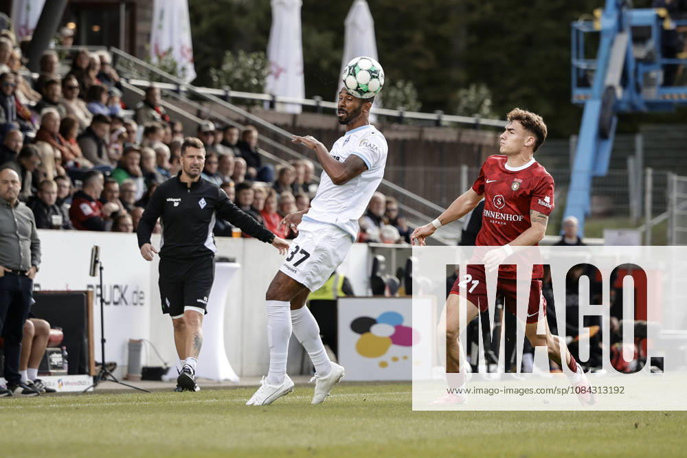 Fussball 3.Liga, SG Sonnenhof Grossaspach - SV Waldhof Mannheim v.l. Noah Sarenren Bazee (SV Waldhof Mannheim, 37) mit dem Kopf vor dem Aus
