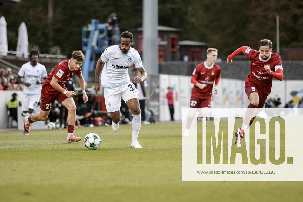 Fussball 3.Liga, SG Sonnenhof Grossaspach - SV Waldhof Mannheim v.l. Noah Sarenren Bazee (SV Waldhof Mannheim, 37) verfolgt von 2 Spieler