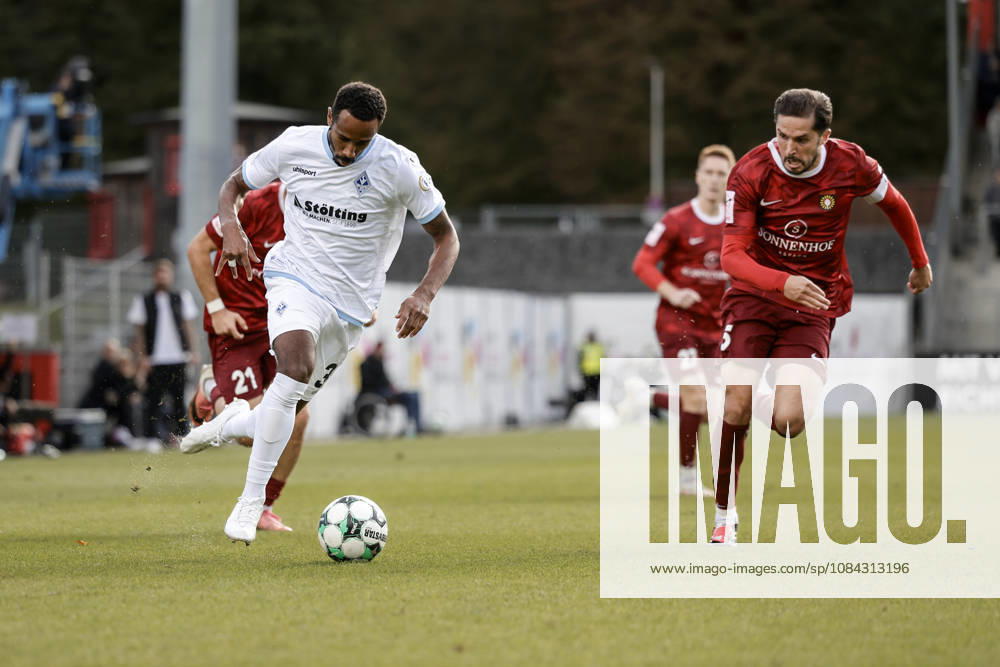 Fussball 3.Liga, SG Sonnenhof Grossaspach - SV Waldhof Mannheim v.l. Noah Sarenren Bazee (SV Waldhof Mannheim, 37) Richtung Tor