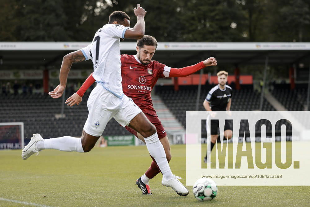 Fussball 3.Liga, SG Sonnenhof Grossaspach - SV Waldhof Mannheim v.l. Noah Sarenren Bazee (SV Waldhof Mannheim, 37) schneller als Volkan Celiktas (SG Sonnenhof Großaspach, 5) am Ball