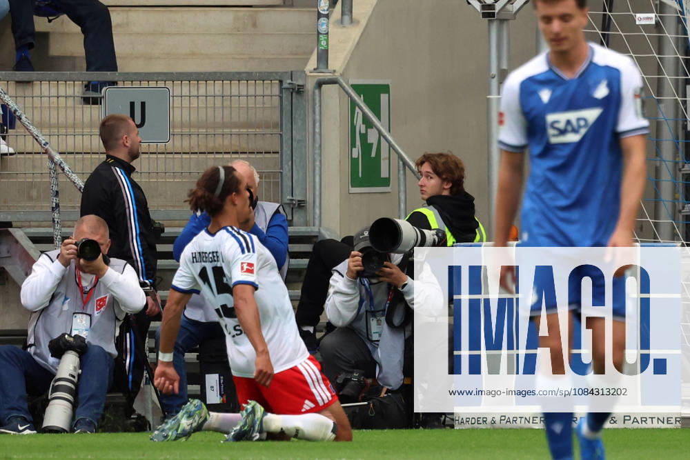 Fussball 1.Bundesliga, TSG 1899 Hoffenheim - Hamburger SV v.l. Torjubel nach dem Tor zum celebrating the goal celebrate 0:1 durch Yussuf Poulsen (Hamburger SV) Sinsheim