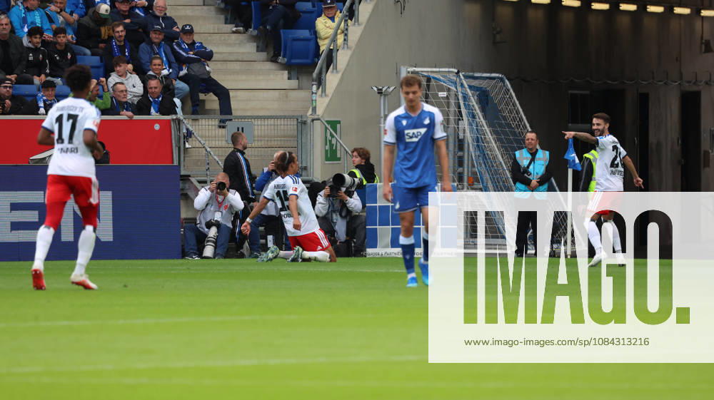 Fussball 1.Bundesliga, TSG 1899 Hoffenheim - Hamburger SV v.l. Torjubel nach dem Tor zum celebrating the goal celebrate 0:1 durch Yussuf Poulsen (Hamburger SV) Sinsheim