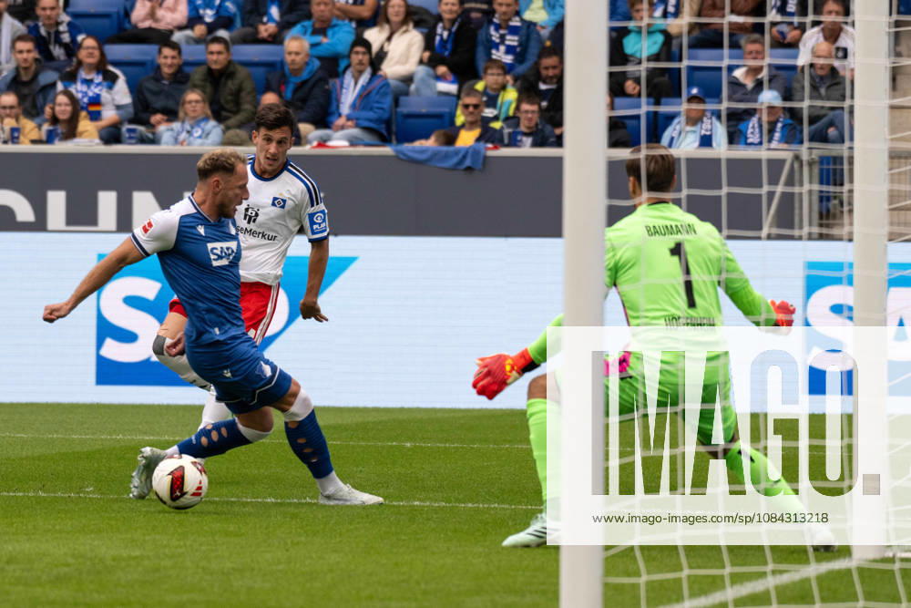 Vladimir Coufal (TSG 1899 Hoffenheim), Nicolas Capaldo (Hamburger SV) und Torwart Oliver Baumann (TSG 1899 Hoffenheim). Deutschland, Sinsheim, 10.10.2026, Fussball, Bundesliga: TSG 1899 Hoffenheim vs Hamburger SV, Saison 2026 2027, 5. Spieltag, SNP Arena DFL DFB REGULATIONS PROHIBIT ANY USE OF PHOTOGRAPHS AS IMAGE SEQUENCES AND OR QUASI-VIDEO.