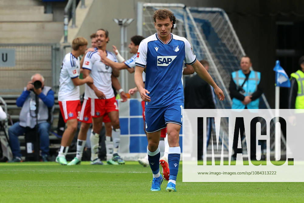 Fussball 1.Bundesliga, TSG 1899 Hoffenheim - Hamburger SV v.l. Torjubel nach dem Tor zum celebrating the goal celebrate 0:1 durch Yussuf Poulsen (Hamburger SV) Fisnik Asllani (TSG 1899 Hoffenheim) enttaeuscht, enttäuscht, schaut enttaeuscht, niedergeschlagen, disappointed Sinsheim