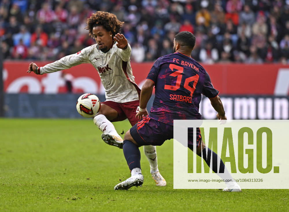 Fussball Bundesliga 2026 2027, 5.Spieltag, FC Augsburg - FC Bayern München, in der WWK-Arena Augsburg, v.l. Han-Noah Massengo (FC Augsburg) gegen Ismael Saibari (FC Bayern München)