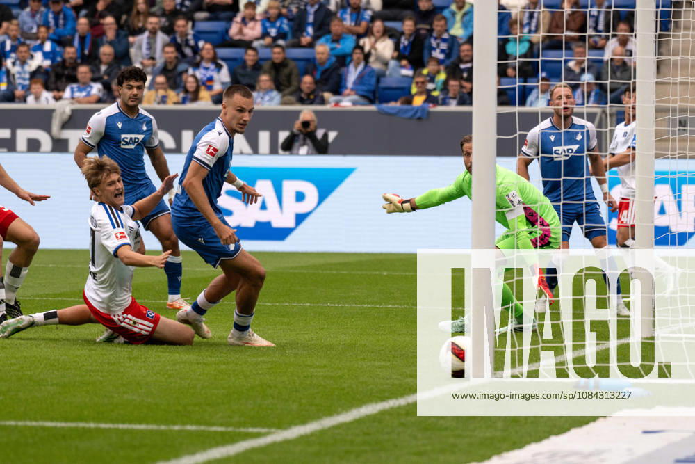 Der Schuss von Nicolas Capaldo (Hamburger SV) prallt vom Innenpfosten ab, den Abpraller verwandelt Yussuf Poulsen (Hamburger SV) zum 0:1. Deutschland, Sinsheim, 10.10.2026, Fussball, Bundesliga: TSG 1899 Hoffenheim vs Hamburger SV, Saison 2026 2027, 5. Spieltag, SNP Arena DFL DFB REGULATIONS PROHIBIT ANY USE OF PHOTOGRAPHS AS IMAGE SEQUENCES AND OR QUASI-VIDEO.