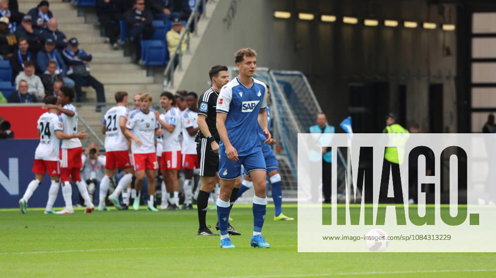 Fussball 1.Bundesliga, TSG 1899 Hoffenheim - Hamburger SV v.l. Torjubel nach dem Tor zum celebrating the goal celebrate 0:1 durch Yussuf Poulsen (Hamburger SV) Fisnik Asllani (TSG 1899 Hoffenheim) enttaeuscht, enttäuscht, schaut enttaeuscht, niedergeschlagen, disappointed Sinsheim