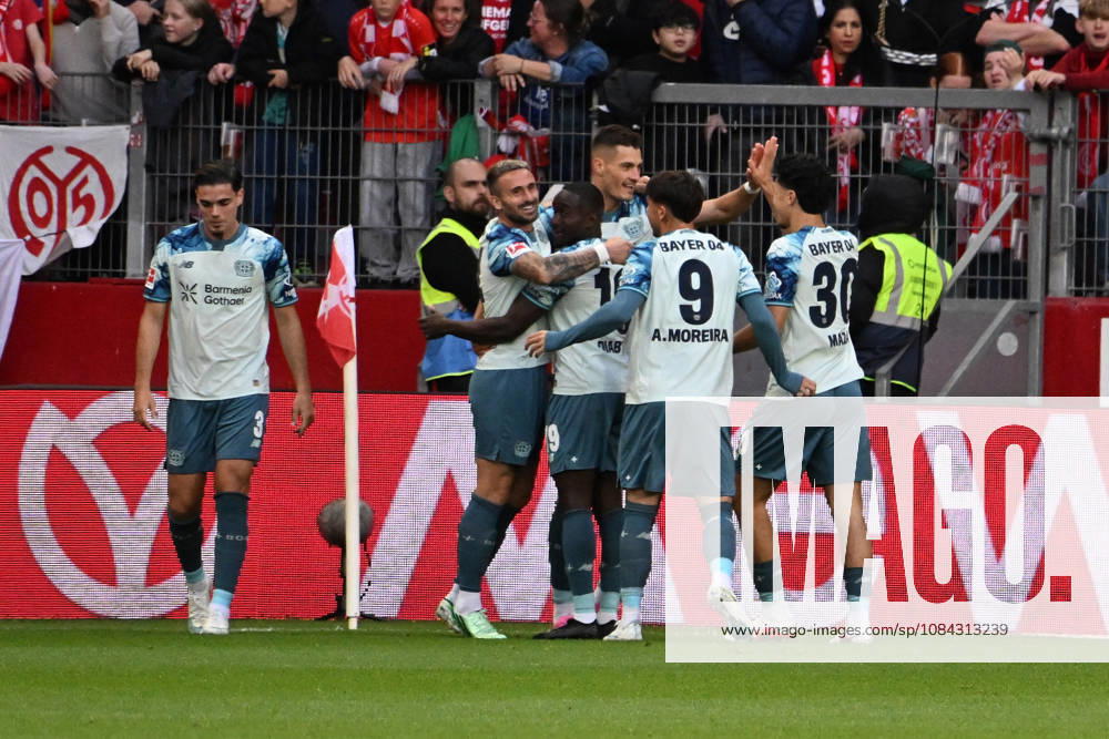 Fussball 1.Bundesliga, FSV Mainz 05 - Bayer 04 Leverkusen v.l. Torjubel nach dem Tor zum celebrating the goal celebrate 0:2 durch Patrik Schick (Bayer 04 Leverkusen) Mainz
