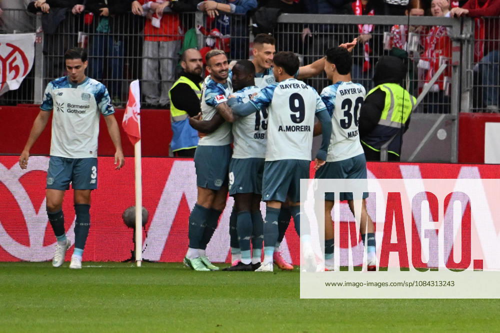 Fussball 1.Bundesliga, FSV Mainz 05 - Bayer 04 Leverkusen v.l. Torjubel nach dem Tor zum celebrating the goal celebrate 0:2 durch Patrik Schick (Bayer 04 Leverkusen) Mainz