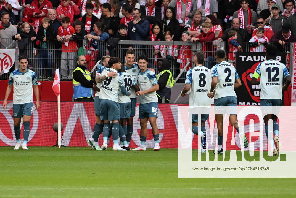 Fussball 1.Bundesliga, FSV Mainz 05 - Bayer 04 Leverkusen v.l. Torjubel nach dem Tor zum celebrating the goal celebrate 0:2 durch Patrik Schick (Bayer 04 Leverkusen) Mainz
