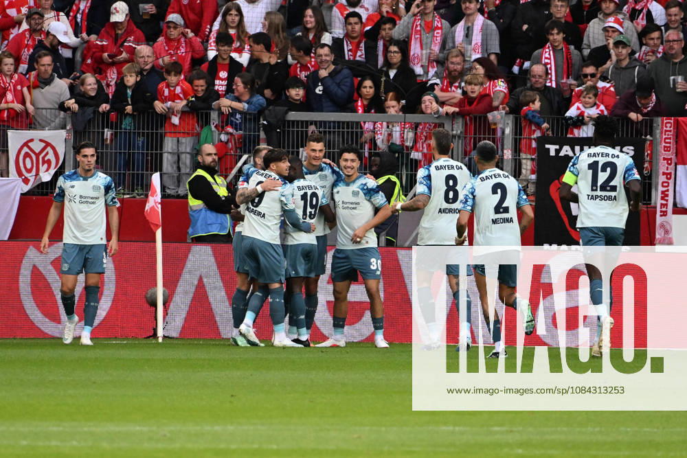 Fussball 1.Bundesliga, FSV Mainz 05 - Bayer 04 Leverkusen v.l. Torjubel nach dem Tor zum celebrating the goal celebrate 0:2 durch Patrik Schick (Bayer 04 Leverkusen) Mainz