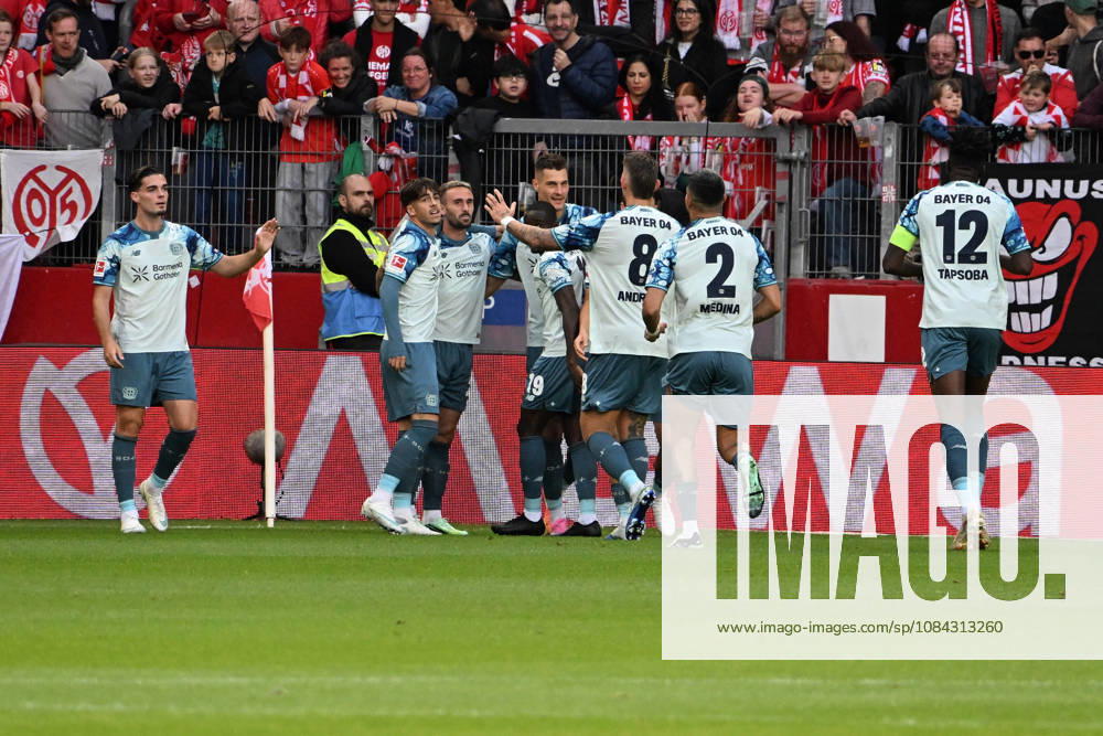 Fussball 1.Bundesliga, FSV Mainz 05 - Bayer 04 Leverkusen v.l. Torjubel nach dem Tor zum celebrating the goal celebrate 0:2 durch Patrik Schick (Bayer 04 Leverkusen) Mainz