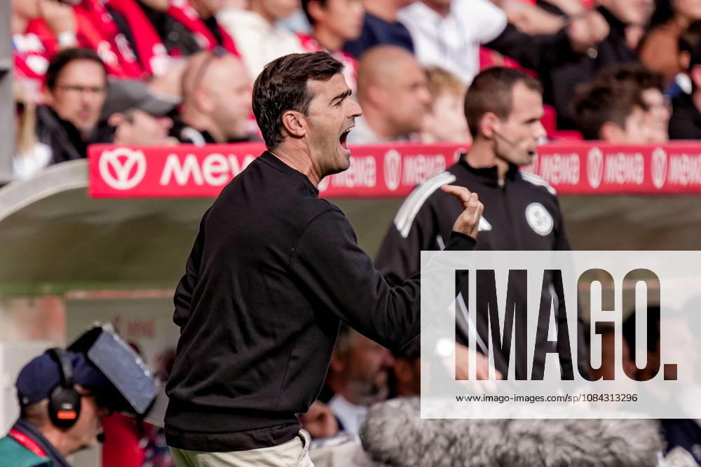 Deutschland: Fussball Saison 2026 2027 , 1. Bundesliga , 5. Spieltag , 1. FSV Mainz 05 vs. Bayer 04 Leverkusen - MEWA-Arena (Mainz) : Carles Martinez Carles Martinez (Trainer, Bayer 04 Leverkusen) Mimik, Gesichtsausdruck, Emotion, Geste, Gestik, Emotion Mainz MEWA-Arena Deutschland Germany