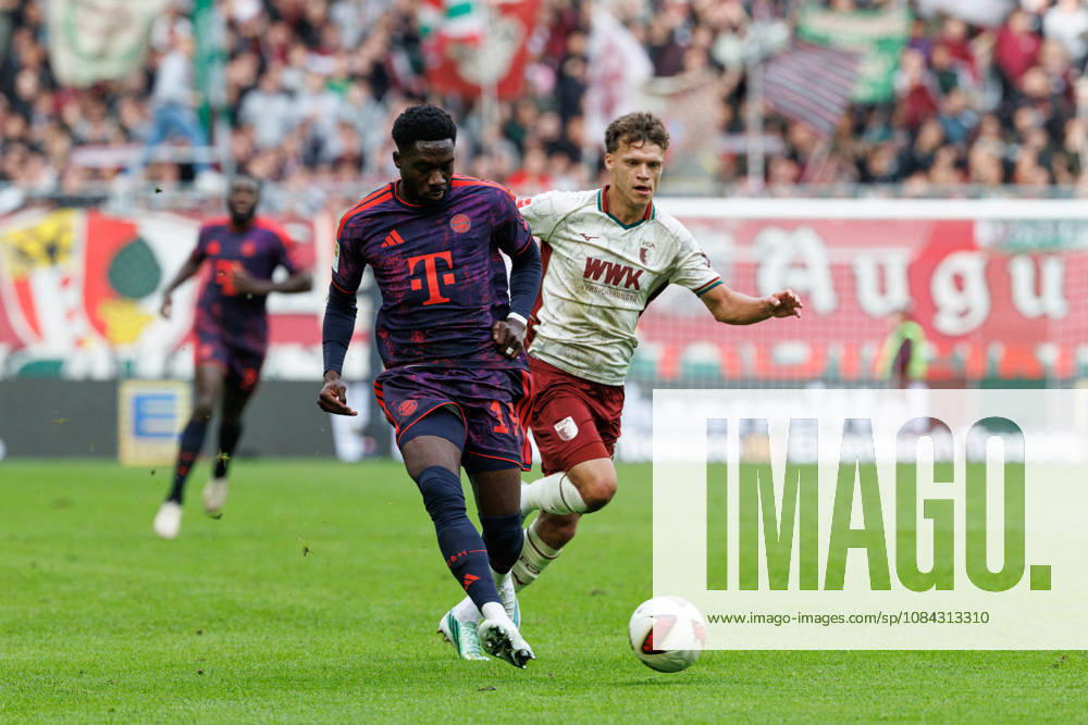 Alphonso Davies (19, FC Bayern München) und Robin Fellhauer (19, FC Augsburg) beim Spiel zwischen FC Augsburg v FC Bayern München, Fussball, Herren, Bundesliga, 2026 2027, 5.Spieltag am 10.10.2026 in Augsburg, WWK ARENA. DFL and DFB regulations prohibit any use of photographs as image sequences and or quasi-video. Bayern Deutschland