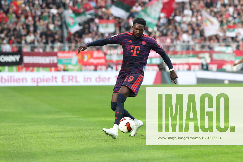 Alphonso Davies (FC Bayern Muenchen, 19) mit Ball, GER, FC Augsburg vs. FC Bayern Muenchen, Fussball, Bundesliga, 5. Spieltag, Saison 2026 2027, 10.10.2026, , GER, FC Augsburg vs. FC Bayern Muenchen, Fussball, Bundesliga, 5. Spieltag, Saison 2026 2027, 10.10.2026 Augsburg
