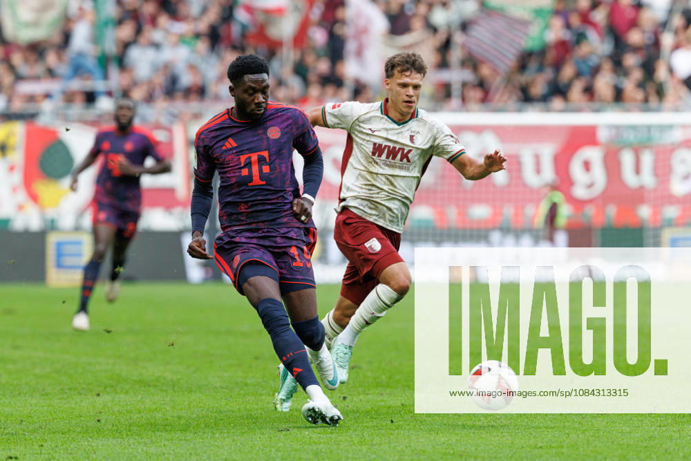 Alphonso Davies (19, FC Bayern München) und Robin Fellhauer (19, FC Augsburg) beim Spiel zwischen FC Augsburg v FC Bayern München, Fussball, Herren, Bundesliga, 2026 2027, 5.Spieltag am 10.10.2026 in Augsburg, WWK ARENA. DFL and DFB regulations prohibit any use of photographs as image sequences and or quasi-video. Bayern Deutschland