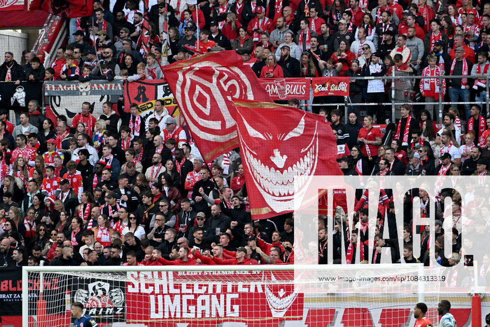 Fussball 1.Bundesliga, FSV Mainz 05 - Bayer 04 Leverkusen v.l. Mainzer Fans Stimmung, Schals, Emotionen Mainz