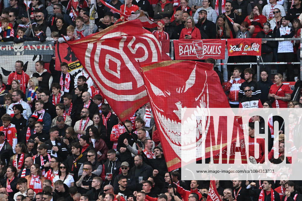 Fussball 1.Bundesliga, FSV Mainz 05 - Bayer 04 Leverkusen v.l. Mainzer Fans Stimmung, Schals, Emotionen Mainz