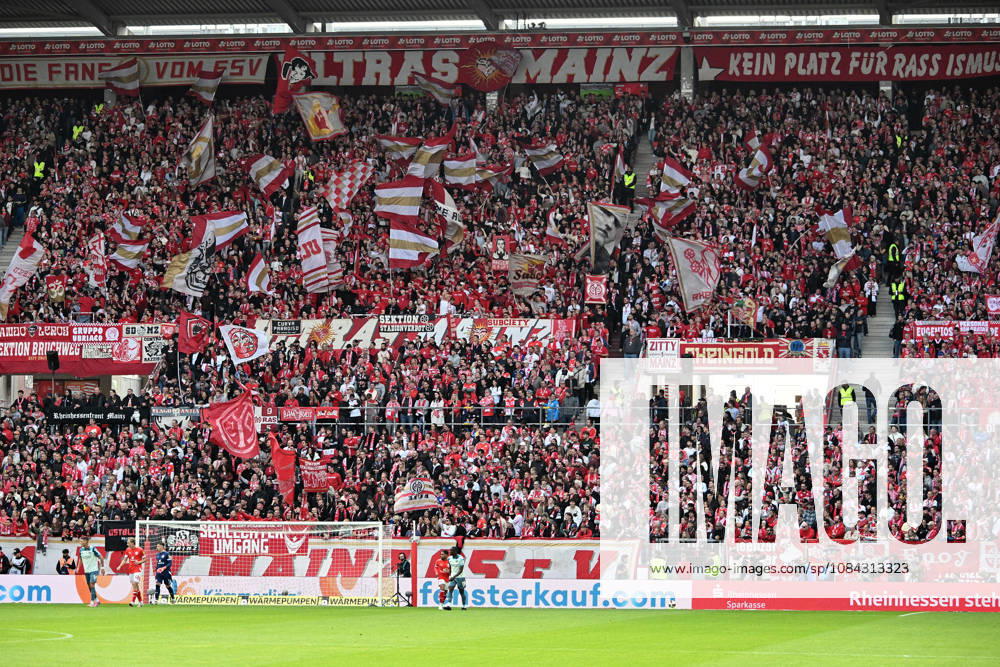 Fussball 1.Bundesliga, FSV Mainz 05 - Bayer 04 Leverkusen v.l. Mainzer Fans Stimmung, Schals, Emotionen Mainz