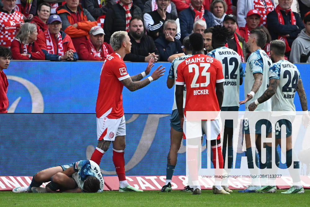 Fussball 1.Bundesliga, FSV Mainz 05 - Bayer 04 Leverkusen v.l. Philipp Tietz (FSV Mainz 05) nach dem Foul an Miguel Gutierrez (Bayer 04 Leverkusen) Mainz