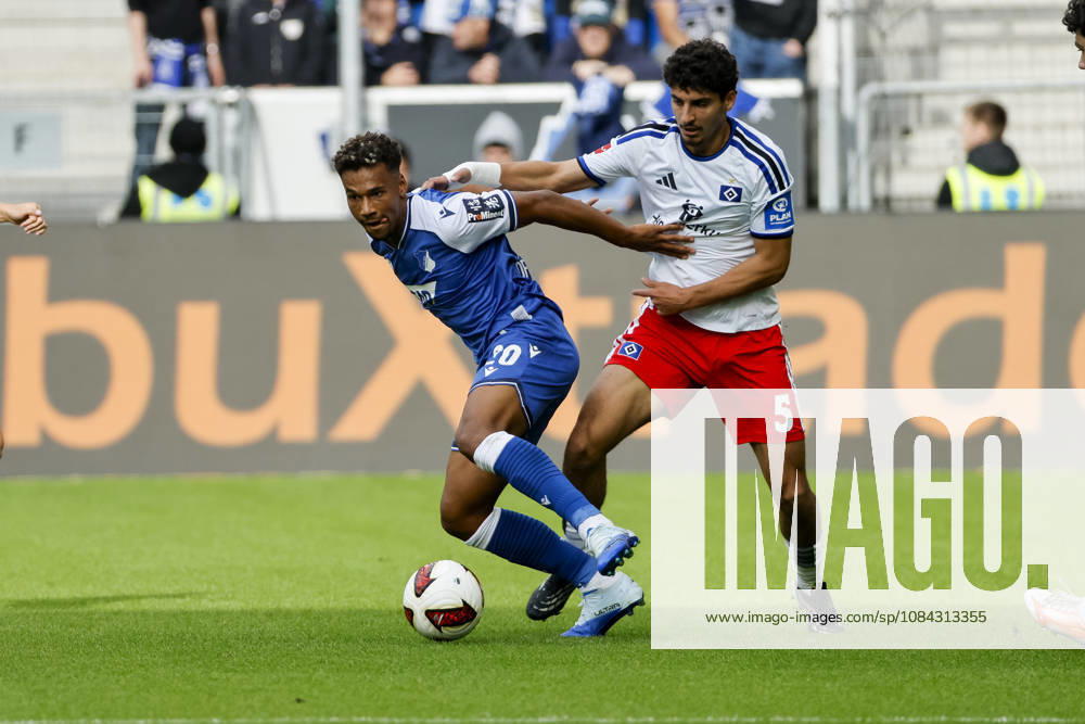 Bambase Conte (TSG Hoffenheim, 20) und Martin Adeline (Hamburger SV, 05) im Zweikampf , Deutschland, Fussball, 1. Bundesliga, 5.Spieltag, 2026 2027, TSG Hoffenheim vs. Hamburger SV, 10.10.2026, Sinsheim SNP Arena Deutschland