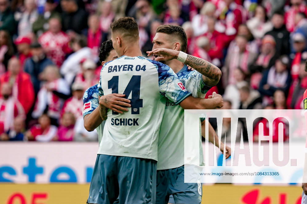 Deutschland: Fussball Saison 2026 2027 , 1. Bundesliga , 5. Spieltag , 1. FSV Mainz 05 vs. Bayer 04 Leverkusen - MEWA-Arena (Mainz) : Leverkusener Spieler jubeln zum 0:1 Führungstreffer, Tor, Torjubel, Jubel, Freude, Emotionen Mainz MEWA-Arena Deutschland Germany