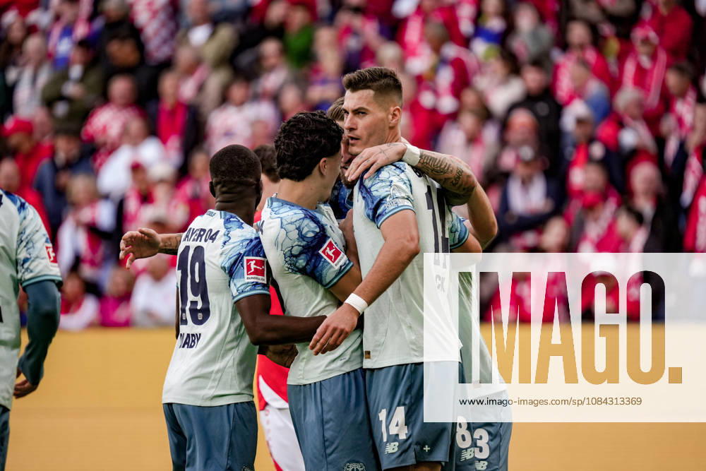 Deutschland: Fussball Saison 2026 2027 , 1. Bundesliga , 5. Spieltag , 1. FSV Mainz 05 vs. Bayer 04 Leverkusen - MEWA-Arena (Mainz) : Leverkusener Spieler jubeln zum 0:1 Führungstreffer, Tor, Torjubel, Jubel, Freude, Emotionen Mainz MEWA-Arena Deutschland Germany
