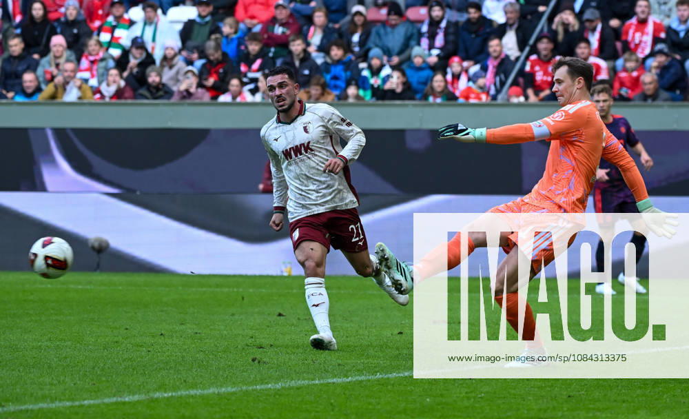 Fussball 1.Bundesliga, FC Augsburg - Bayern München v.l. Arijon Ibrahimovic (FC Augsburg), Manuel Neuer (FC Bayern Muenchen) Augsburg