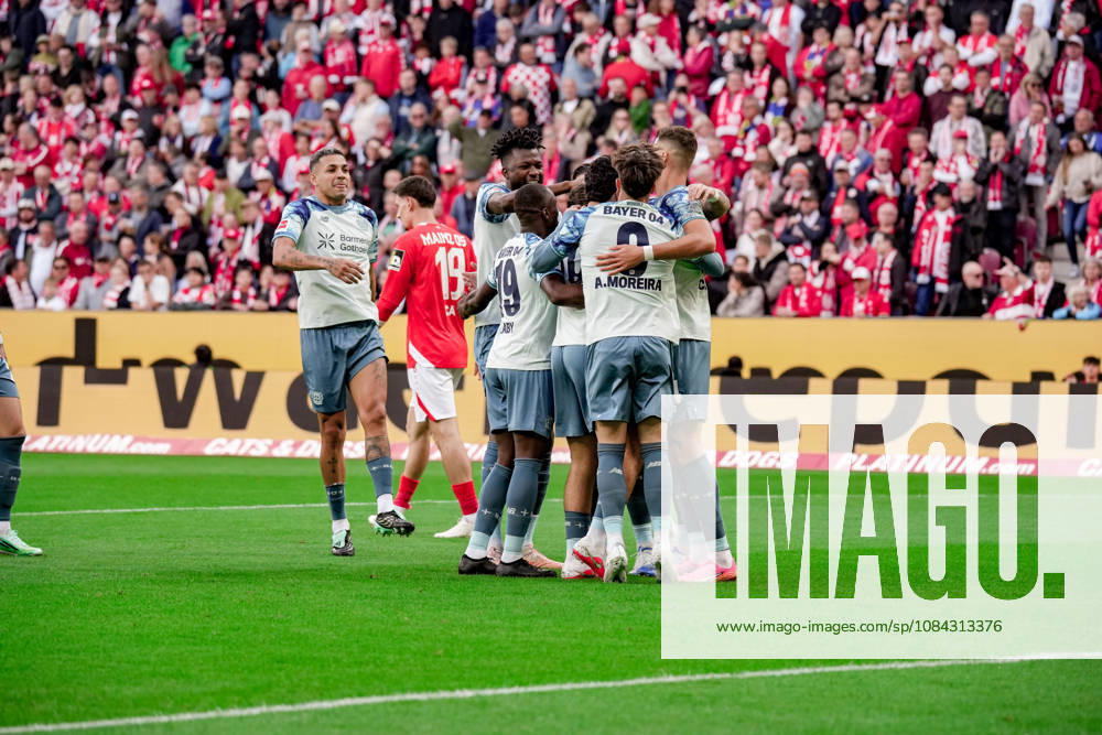 Deutschland: Fussball Saison 2026 2027 , 1. Bundesliga , 5. Spieltag , 1. FSV Mainz 05 vs. Bayer 04 Leverkusen - MEWA-Arena (Mainz) : Leverkusener Spieler jubeln zum 0:1 Führungstreffer, Tor, Torjubel, Jubel, Freude, Emotionen Mainz MEWA-Arena Deutschland Germany