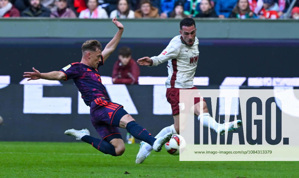 Fussball 1.Bundesliga, FC Augsburg - Bayern München v.l. Joshua Kimmich (FC Bayern Muenchen), Arijon Ibrahimovic (FC Augsburg) Zweikampf, Aktion, action, battle for the ball Augsburg