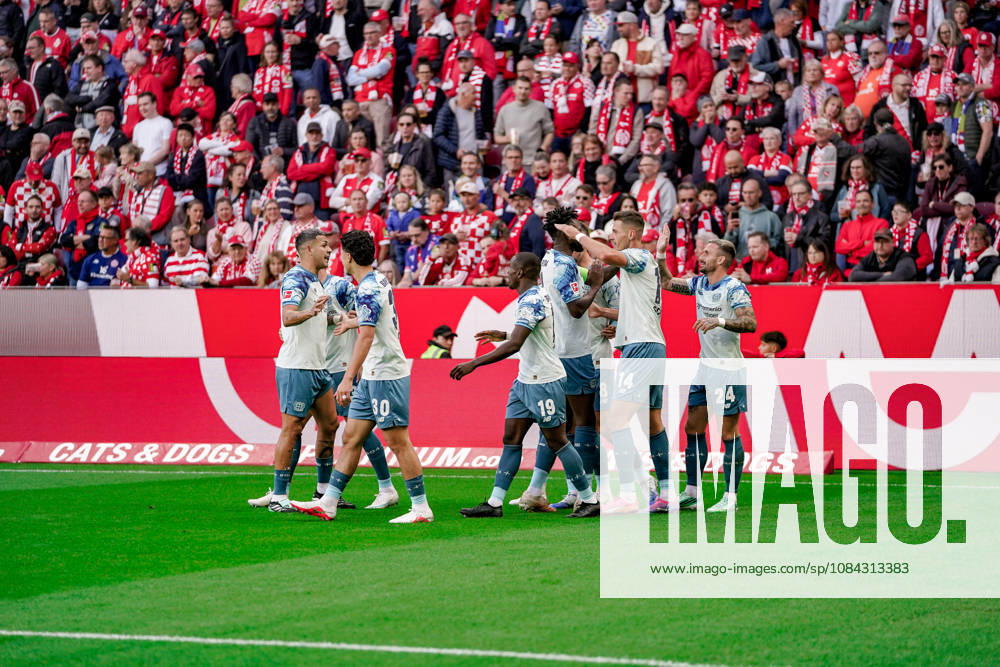 Deutschland: Fussball Saison 2026 2027 , 1. Bundesliga , 5. Spieltag , 1. FSV Mainz 05 vs. Bayer 04 Leverkusen - MEWA-Arena (Mainz) : Leverkusener Spieler jubeln zum 0:1 Führungstreffer, Tor, Torjubel, Jubel, Freude, Emotionen Mainz MEWA-Arena Deutschland Germany