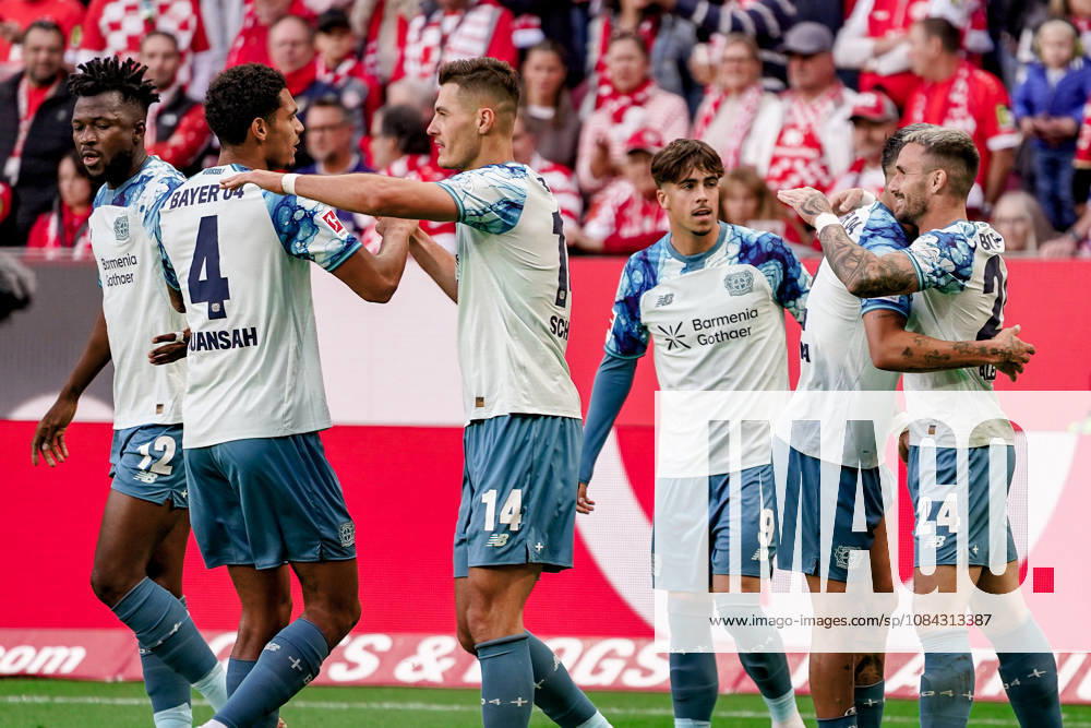 Deutschland: Fussball Saison 2026 2027 , 1. Bundesliga , 5. Spieltag , 1. FSV Mainz 05 vs. Bayer 04 Leverkusen - MEWA-Arena (Mainz) : Leverkusener Spieler jubeln zum 0:1 Führungstreffer, Tor, Torjubel, Jubel, Freude, Emotionen Mainz MEWA-Arena Deutschland Germany