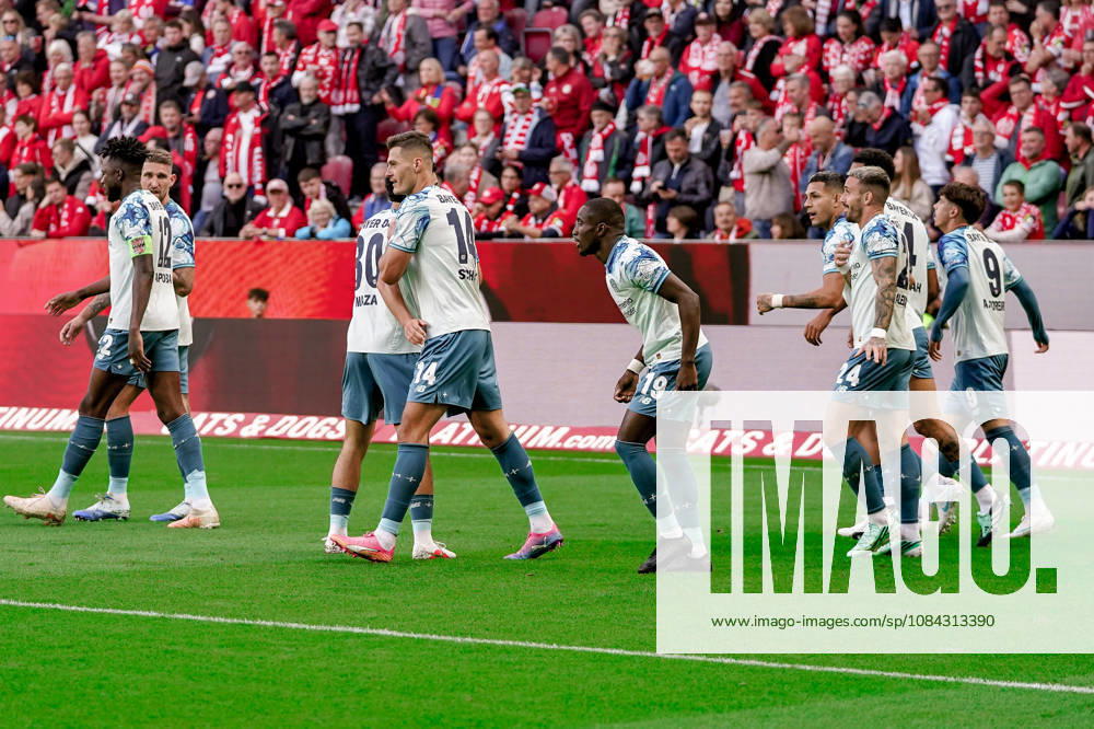 Deutschland: Fussball Saison 2026 2027 , 1. Bundesliga , 5. Spieltag , 1. FSV Mainz 05 vs. Bayer 04 Leverkusen - MEWA-Arena (Mainz) : Leverkusener Spieler jubeln zum 0:1 Führungstreffer, Tor, Torjubel, Jubel, Freude, Emotionen Mainz MEWA-Arena Deutschland Germany