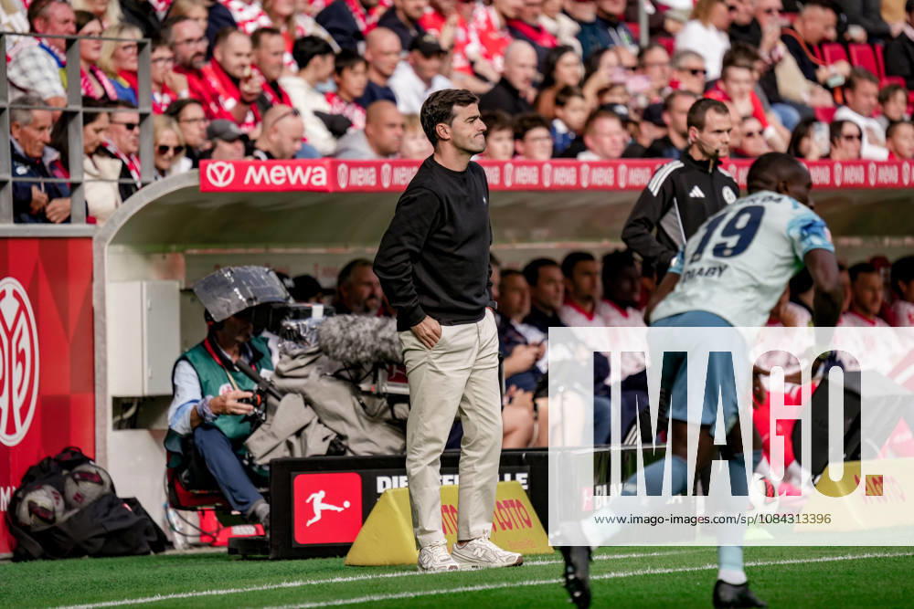 Deutschland: Fussball Saison 2026 2027 , 1. Bundesliga , 5. Spieltag , 1. FSV Mainz 05 vs. Bayer 04 Leverkusen - MEWA-Arena (Mainz) : Carles Martinez Carles Martinez (Trainer, Bayer 04 Leverkusen) Mimik, Gesichtsausdruck, Emotion Mainz MEWA-Arena Deutschland Germany