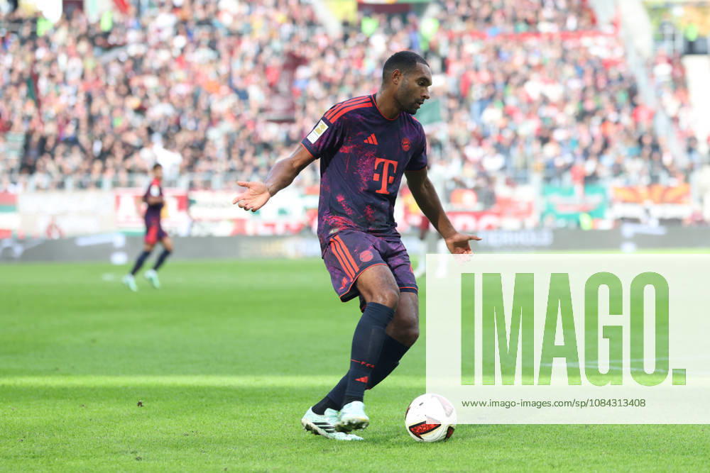 Jonathan Tah (FC Bayern Muenchen, 04) mit Ball, GER, FC Augsburg vs. FC Bayern Muenchen, Fussball, Bundesliga, 5. Spieltag, Saison 2026 2027, 10.10.2026, , GER, FC Augsburg vs. FC Bayern Muenchen, Fussball, Bundesliga, 5. Spieltag, Saison 2026 2027, 10.10.2026 Augsburg