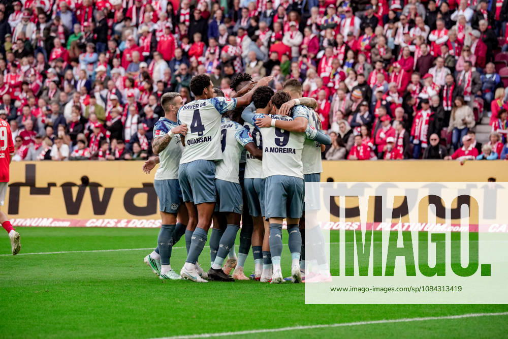Deutschland: Fussball Saison 2026 2027 , 1. Bundesliga , 5. Spieltag , 1. FSV Mainz 05 vs. Bayer 04 Leverkusen - MEWA-Arena (Mainz) : Leverkusener Spieler jubeln zum 0:1 Führungstreffer, Tor, Torjubel, Jubel, Freude, Emotionen Mainz MEWA-Arena Deutschland Germany