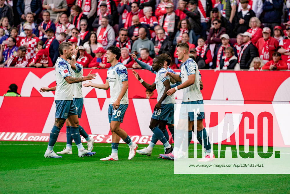 Deutschland: Fussball Saison 2026 2027 , 1. Bundesliga , 5. Spieltag , 1. FSV Mainz 05 vs. Bayer 04 Leverkusen - MEWA-Arena (Mainz) : Leverkusener Spieler jubeln zum 0:1 Führungstreffer, Tor, Torjubel, Jubel, Freude, Emotionen Mainz MEWA-Arena Deutschland Germany