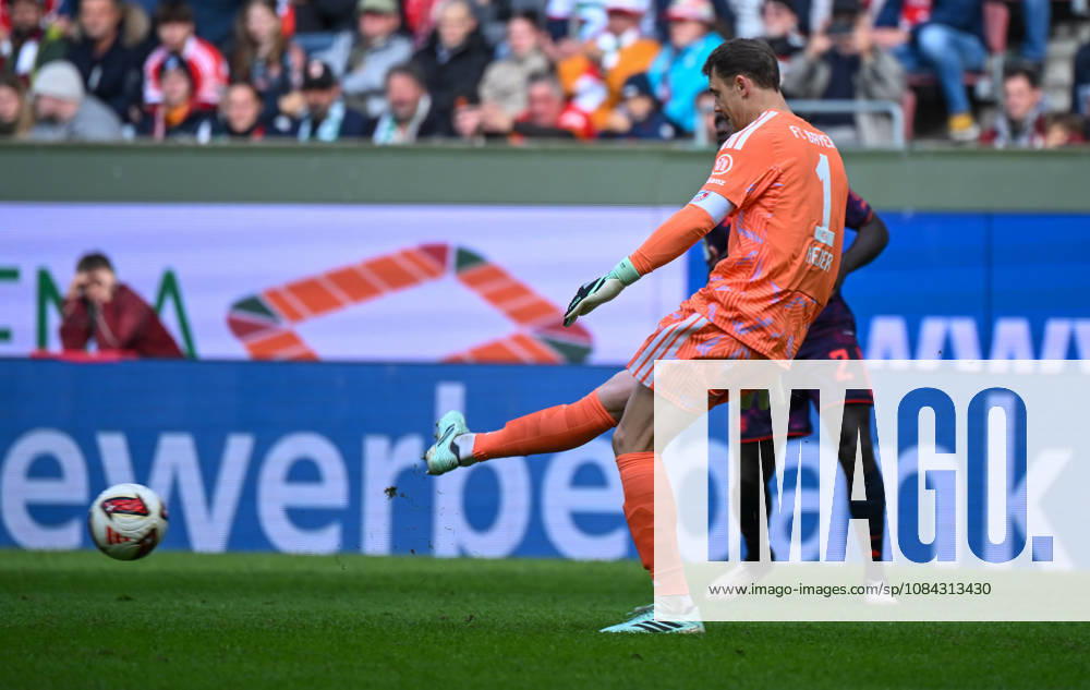Fussball 1.Bundesliga, FC Augsburg - Bayern München v.l. Manuel Neuer (FC Bayern Muenchen) Aktion, Einzelaktion, Einzelbild, Freisteller, Ganzkoerperaufnahme, ganze Figur Augsburg