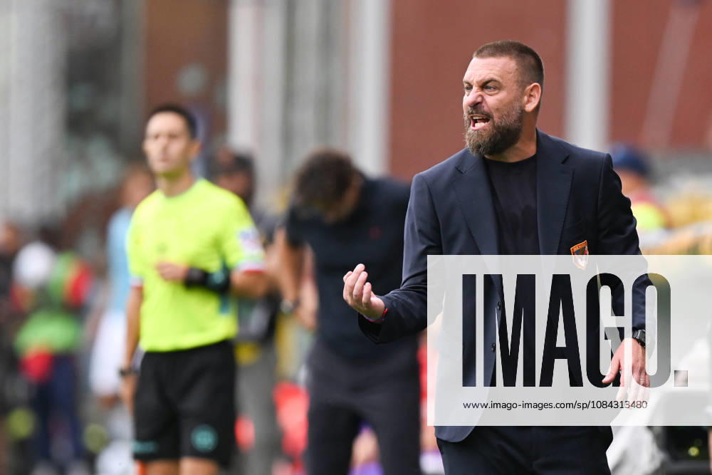 GenoaÕs head coach Daniele De Rossi during the Serie A soccer match between Genoa and Fiorentina at the Luigi Ferraris Stadium in Genoa, Italy - Saturday, October 10, 2026. - Soccer .