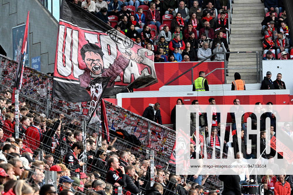 Fussball 1.Bundesliga, FSV Mainz 05 - Bayer 04 Leverkusen v.l. Fans, Zuschauer, Emotionen, Trikots, Fahnen, Stimmung, Ultras von Bayer Leverkusen Mainz